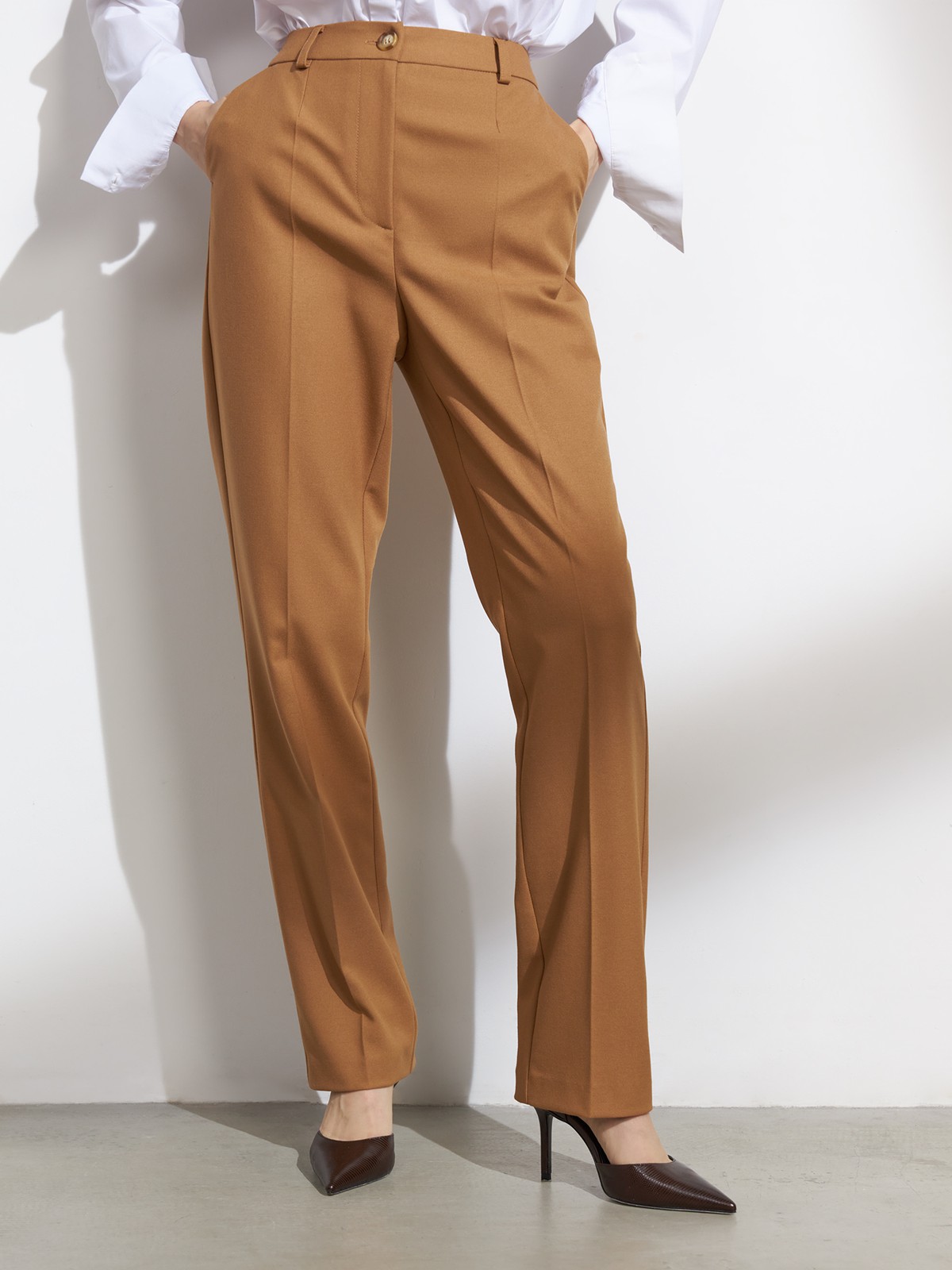 Прямые брюки, цвет: кэмел Allweneed
Классические брюки визуально корректируют пропорции благодаря акценту на талии, вертикальным складкам и плавной линии бедер. Носите в сочетании с контрастным или однотонным топом и жакетом в тон.
На модели размер XS