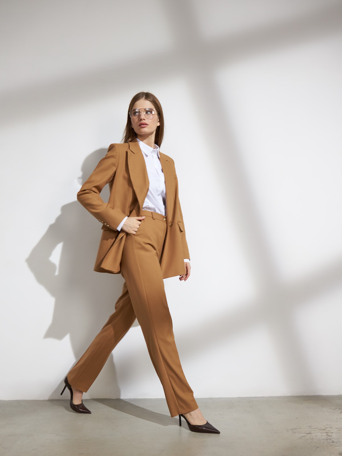 Двубортный жакет, цвет: кэмел Allweneed
Костюмный жакет прямого кроя - классика с заостренными лацканами и карманами на клапанах. Модель выполнена из костюмной ткани, ткань подкладки изготовлена на основе вискозы. Пиджак дополнит образы в casual-стиле с юбками миди, платьями или брюками. Для более расслабленных образов можно подобрать джинсы и платья-комбинации.
На модели размер XS