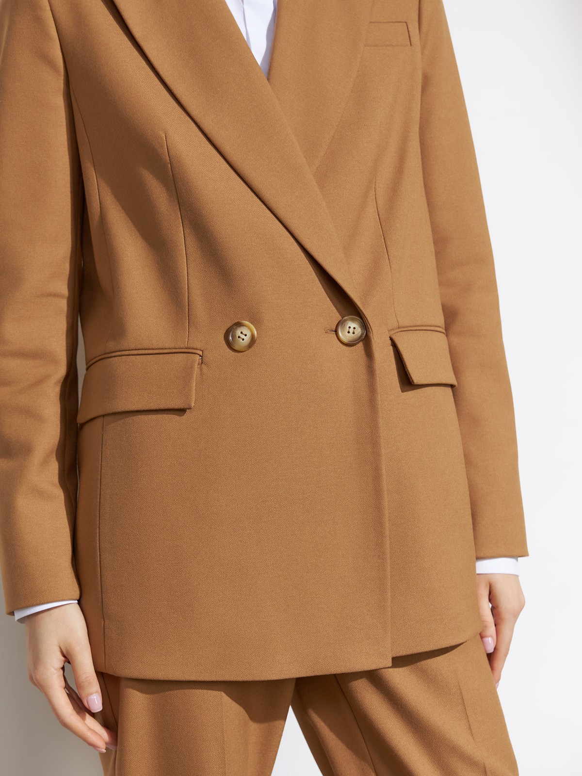 Двубортный жакет, цвет: кэмел Allweneed
Костюмный жакет прямого кроя - классика с заостренными лацканами и карманами на клапанах. Модель выполнена из костюмной ткани, ткань подкладки изготовлена на основе вискозы. Пиджак дополнит образы в casual-стиле с юбками миди, платьями или брюками. Для более расслабленных образов можно подобрать джинсы и платья-комбинации.
На модели размер XS