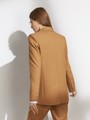 Двубортный жакет, цвет: кэмел Allweneed
Костюмный жакет прямого кроя - классика с заостренными лацканами и карманами на клапанах. Модель выполнена из костюмной ткани, ткань подкладки изготовлена на основе вискозы. Пиджак дополнит образы в casual-стиле с юбками миди, платьями или брюками. Для более расслабленных образов можно подобрать джинсы и платья-комбинации.
На модели размер XS