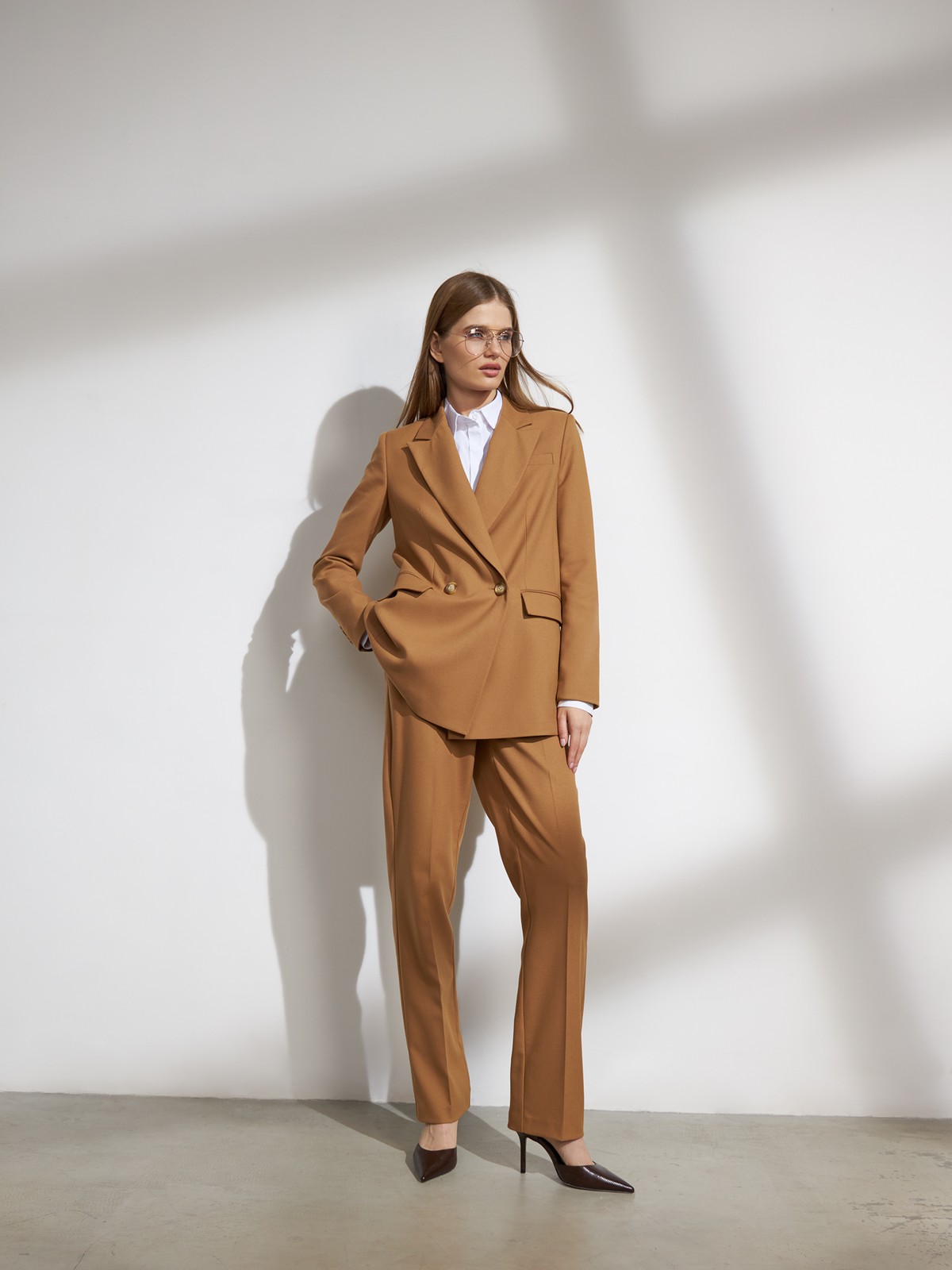 Двубортный жакет, цвет: кэмел Allweneed
Костюмный жакет прямого кроя - классика с заостренными лацканами и карманами на клапанах. Модель выполнена из костюмной ткани, ткань подкладки изготовлена на основе вискозы. Пиджак дополнит образы в casual-стиле с юбками миди, платьями или брюками. Для более расслабленных образов можно подобрать джинсы и платья-комбинации.
На модели размер XS