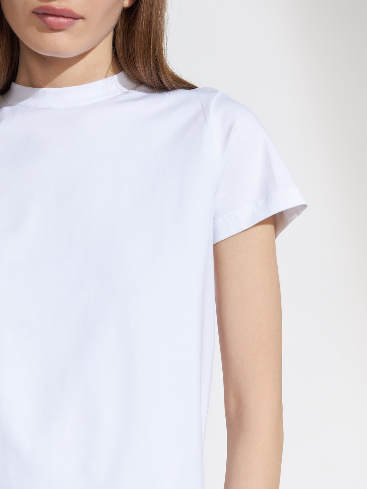 


Футболка из премиального хлопка с добавлением эластана. Универсальный фасон и высокое качество ткани для комфортных образов на каждый день. Благодаря мерсеризации футболка не мнется, не выцветает и долго сохраняет вид новой.

На модели размер S

