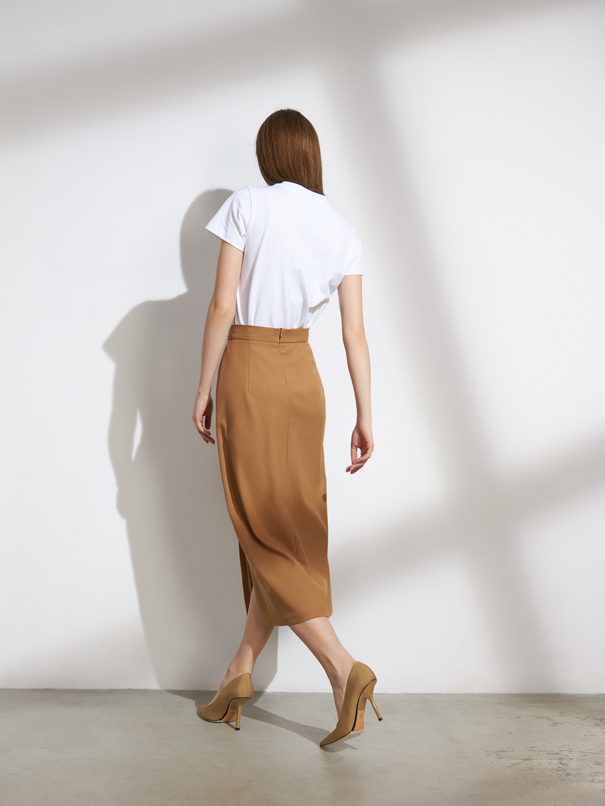 Миди-юбка с разрезом, цвет: кэмел Allweneed
Юбка-карандаш средней длины. Высокая посадка на талии акцентирует силуэт, а глубокий вырез сбоку придает образу чувственности. Дополните образ контрастной водолазкой или боди, жакетом в тон и туфлями на устойчивом каблуке.
На модели размер XS