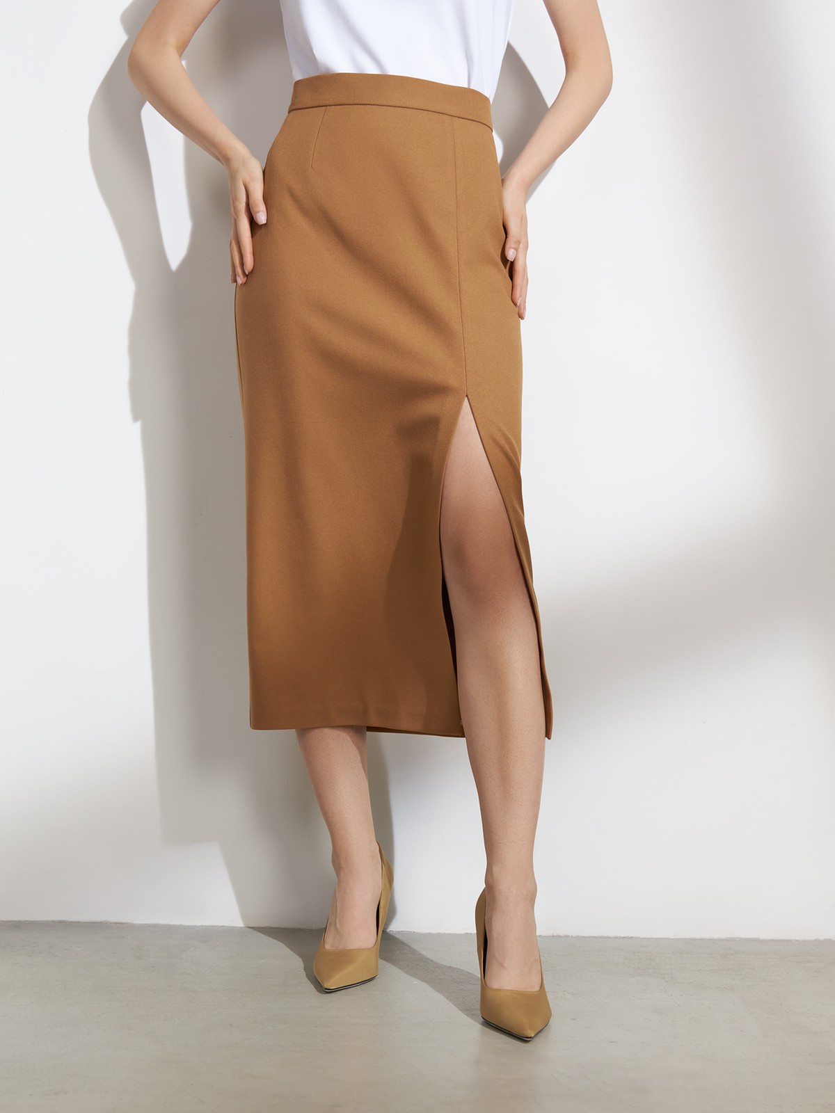 Миди-юбка с разрезом, цвет: кэмел Allweneed
Юбка-карандаш средней длины. Высокая посадка на талии акцентирует силуэт, а глубокий вырез сбоку придает образу чувственности. Дополните образ контрастной водолазкой или боди, жакетом в тон и туфлями на устойчивом каблуке.
На модели размер XS