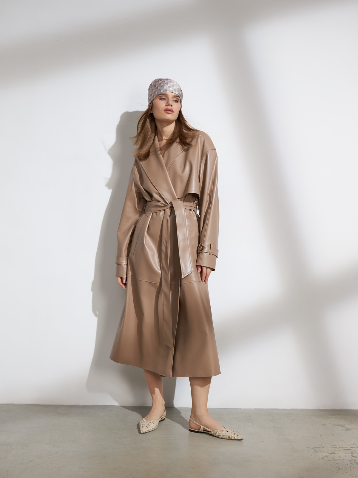 Двубортный плащ из экокожи, цвет: кэмел Allweneed Двубортный плащиз эко-кожи - новая классика современного гардероба. Модель свободной посадки акцентирована отлетными деталями, поясом на талии и скошенными прорезными карманами с широкими листочками.
На модели размер XS/S