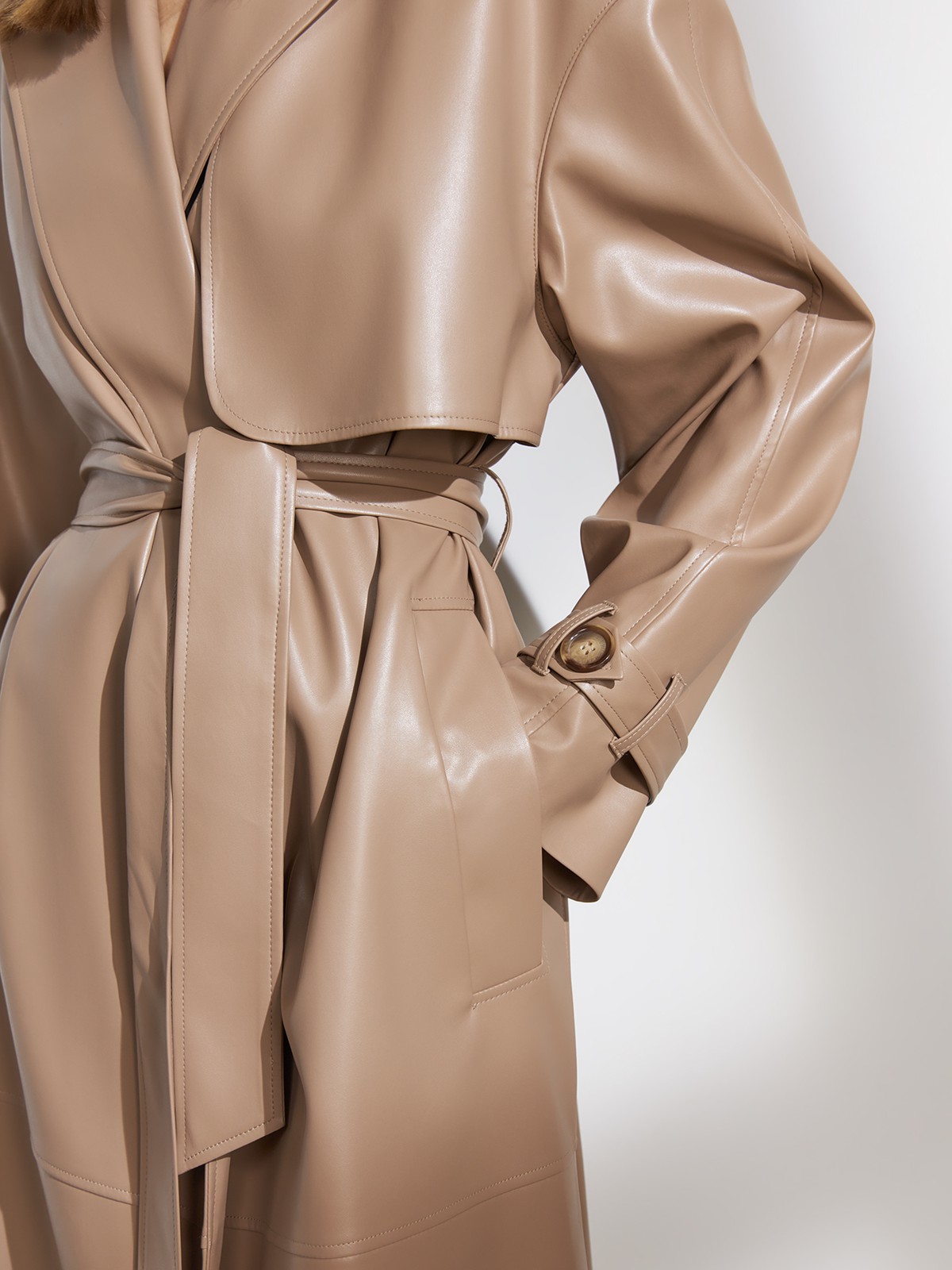 Двубортный плащ из экокожи, цвет: кэмел Allweneed Двубортный плащиз эко-кожи - новая классика современного гардероба. Модель свободной посадки акцентирована отлетными деталями, поясом на талии и скошенными прорезными карманами с широкими листочками.
На модели размер XS/S