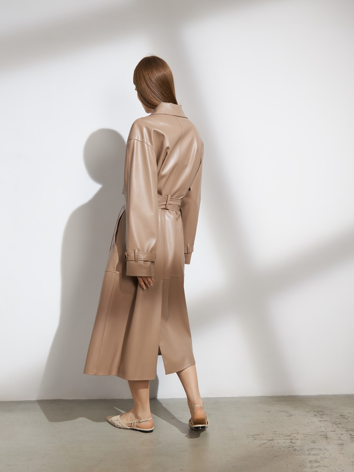 Двубортный плащ из экокожи, цвет: кэмел Allweneed Двубортный плащиз эко-кожи - новая классика современного гардероба. Модель свободной посадки акцентирована отлетными деталями, поясом на талии и скошенными прорезными карманами с широкими листочками.
На модели размер XS/S