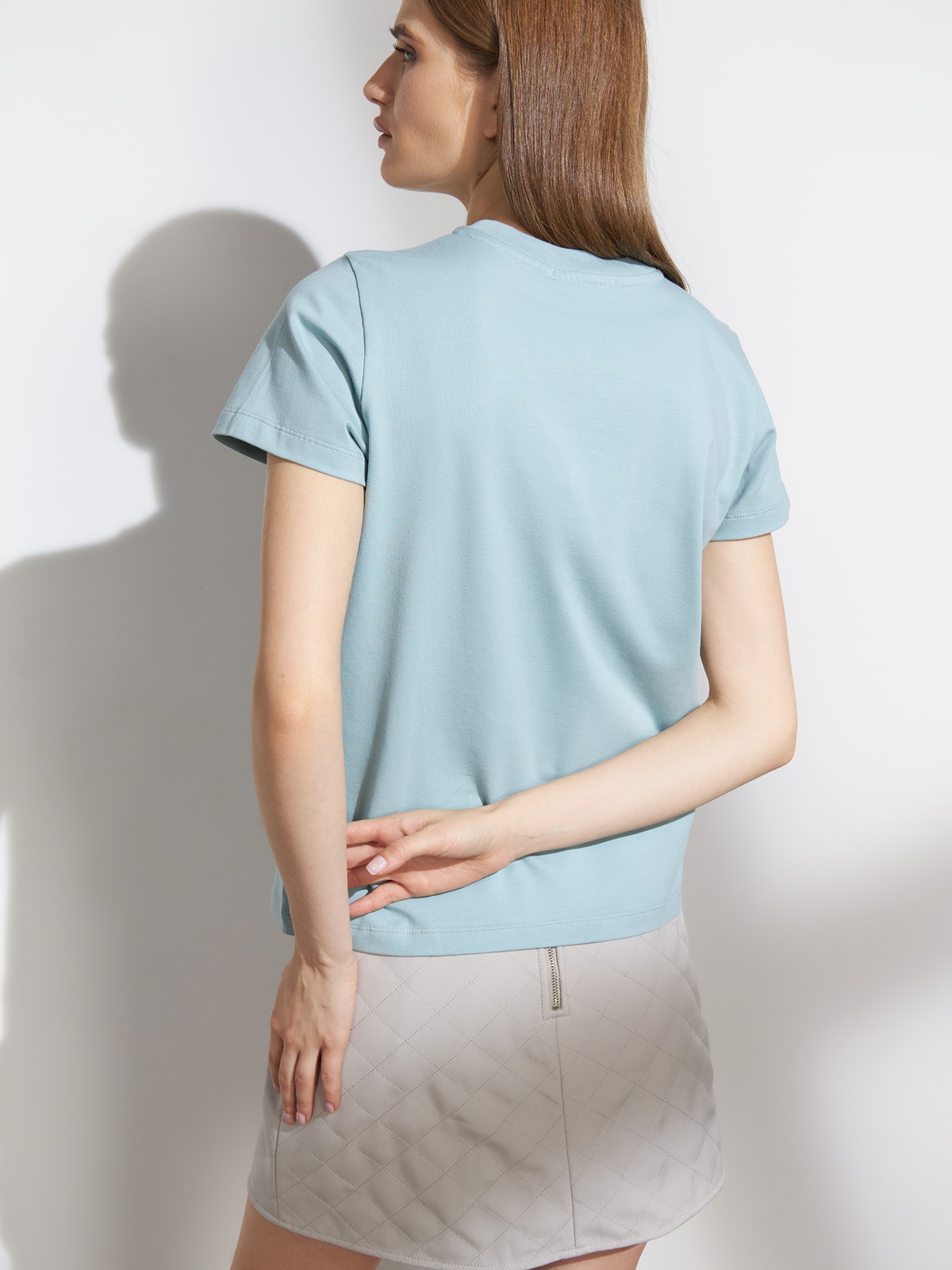 


Футболка из премиального хлопка с добавлением эластана. Универсальный фасон и высокое качество ткани для комфортных образов на каждый день. Благодаря мерсеризации футболка не мнется, не выцветает и долго сохраняет вид новой.

На модели размер S

