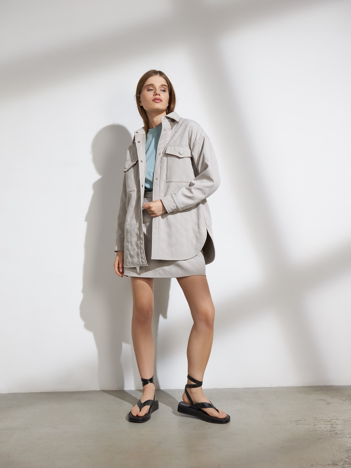 Стеганая мини-юбка, цвет: серо-бежевый Allweneed
Прямая юбка мини. Лаконичная юбка с комфортной посадкой на талии ключевой элемент базового гардероба вне зависимости от сезона и трендов. Легкая влагоотталкивающая пропитка: материал не пропускает ветер и влагу за счет плотности - Каландрированный синтепон равномерно распределяется и не выбивается в швах
На модели размер XS