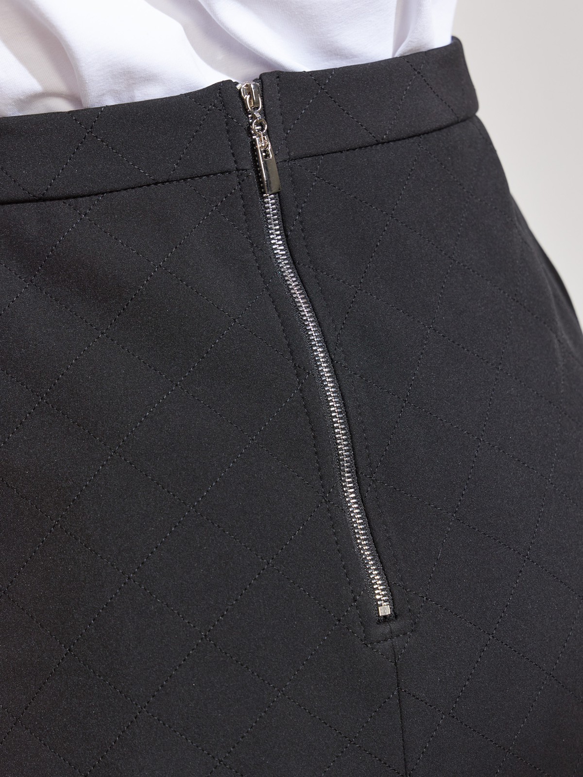 


Прямая юбка мини. Лаконичная юбка с комфортной посадкой на талии ключевой элемент базового гардероба вне зависимости от сезона и трендов. Легкая влагоотталкивающая пропитка: материал не пропускает ветер и влагу за счет плотности - Каландрированный синтепон равномерно распределяется и не выбивается в швах

На модели размер XS