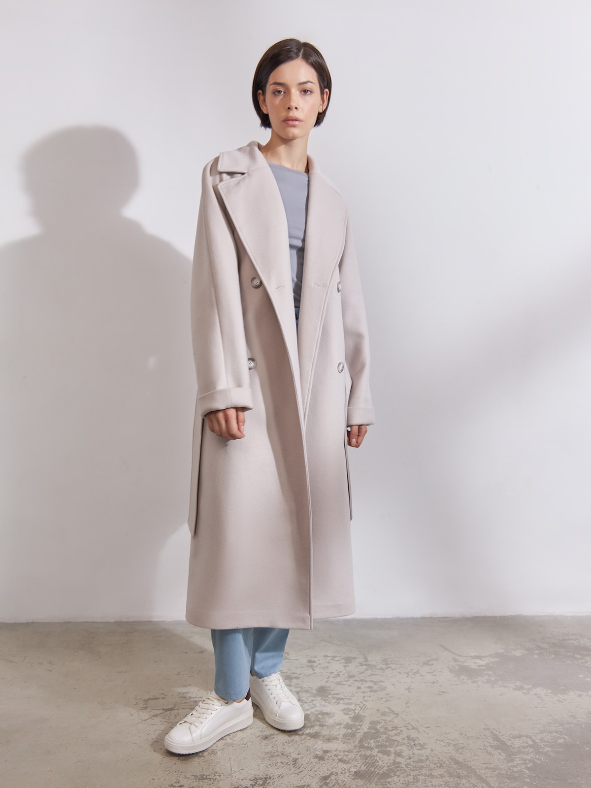 


Двубортное пальто с поясом бестселлер ALL WE NEED. Прямой силуэт, цельнокроеный рукав, который можно подворачивать на нужную высоту. Два глубоких накладных кармана, съемный пояс и застежка на крупные пуговицы. Благодаря универсальному крою пальто остается вне трендов, и его можно сделать частью образа в любом стиле, от классики до спорта.

Температурный режим до +5 C.

На модели размер XS

