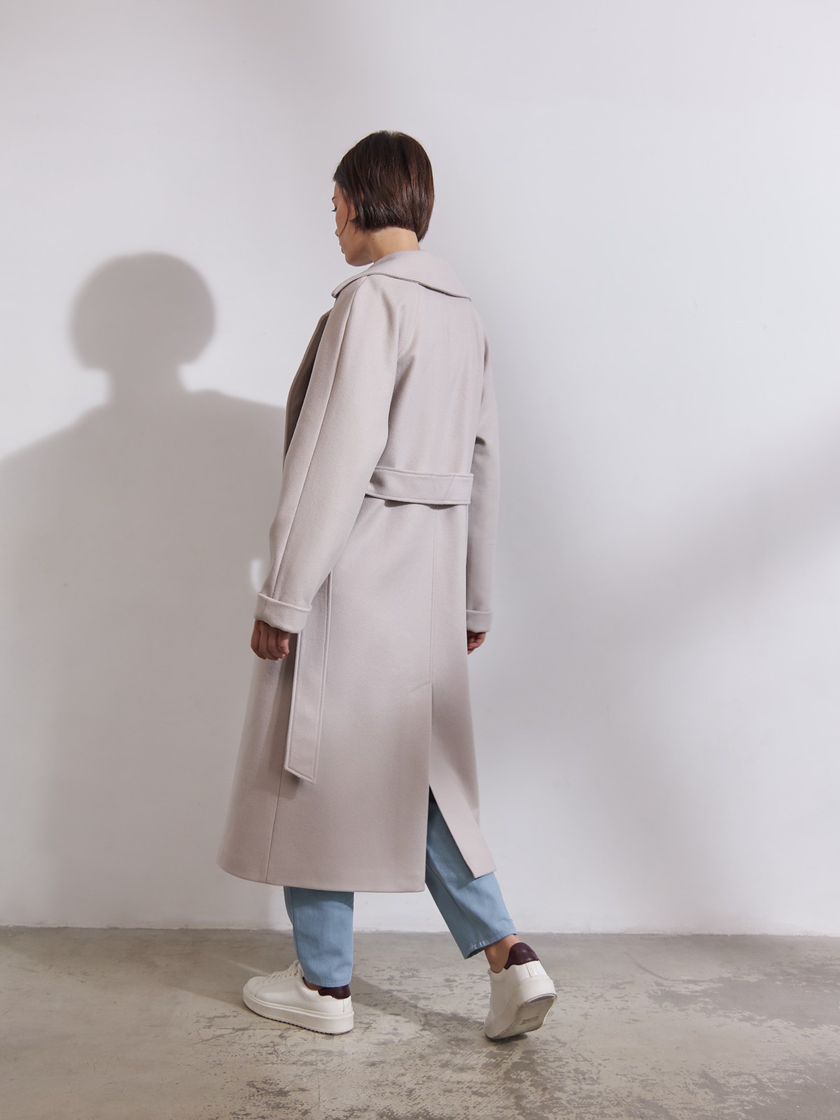 


Двубортное пальто с поясом бестселлер ALL WE NEED. Прямой силуэт, цельнокроеный рукав, который можно подворачивать на нужную высоту. Два глубоких накладных кармана, съемный пояс и застежка на крупные пуговицы. Благодаря универсальному крою пальто остается вне трендов, и его можно сделать частью образа в любом стиле, от классики до спорта.

Температурный режим до +5 C.

На модели размер XS

