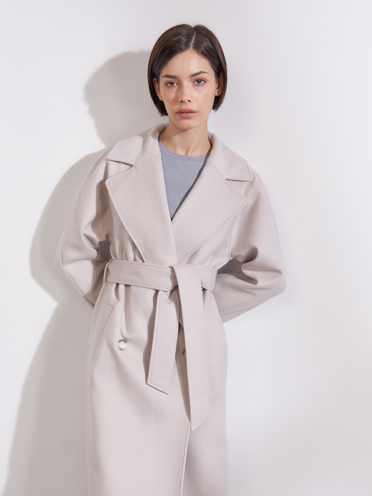 


Двубортное пальто с поясом бестселлер ALL WE NEED. Прямой силуэт, цельнокроеный рукав, который можно подворачивать на нужную высоту. Два глубоких накладных кармана, съемный пояс и застежка на крупные пуговицы. Благодаря универсальному крою пальто остается вне трендов, и его можно сделать частью образа в любом стиле, от классики до спорта.

Температурный режим до +5 C.

На модели размер XS

