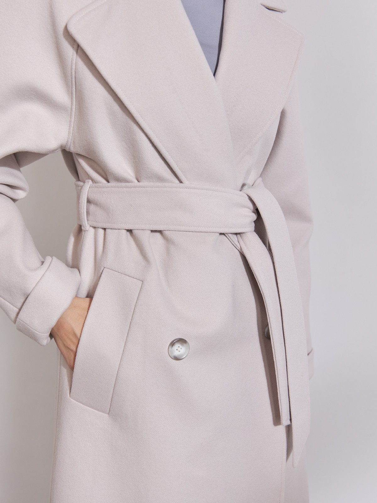 


Двубортное пальто с поясом бестселлер ALL WE NEED. Прямой силуэт, цельнокроеный рукав, который можно подворачивать на нужную высоту. Два глубоких накладных кармана, съемный пояс и застежка на крупные пуговицы. Благодаря универсальному крою пальто остается вне трендов, и его можно сделать частью образа в любом стиле, от классики до спорта.

Температурный режим до +5 C.

На модели размер XS

