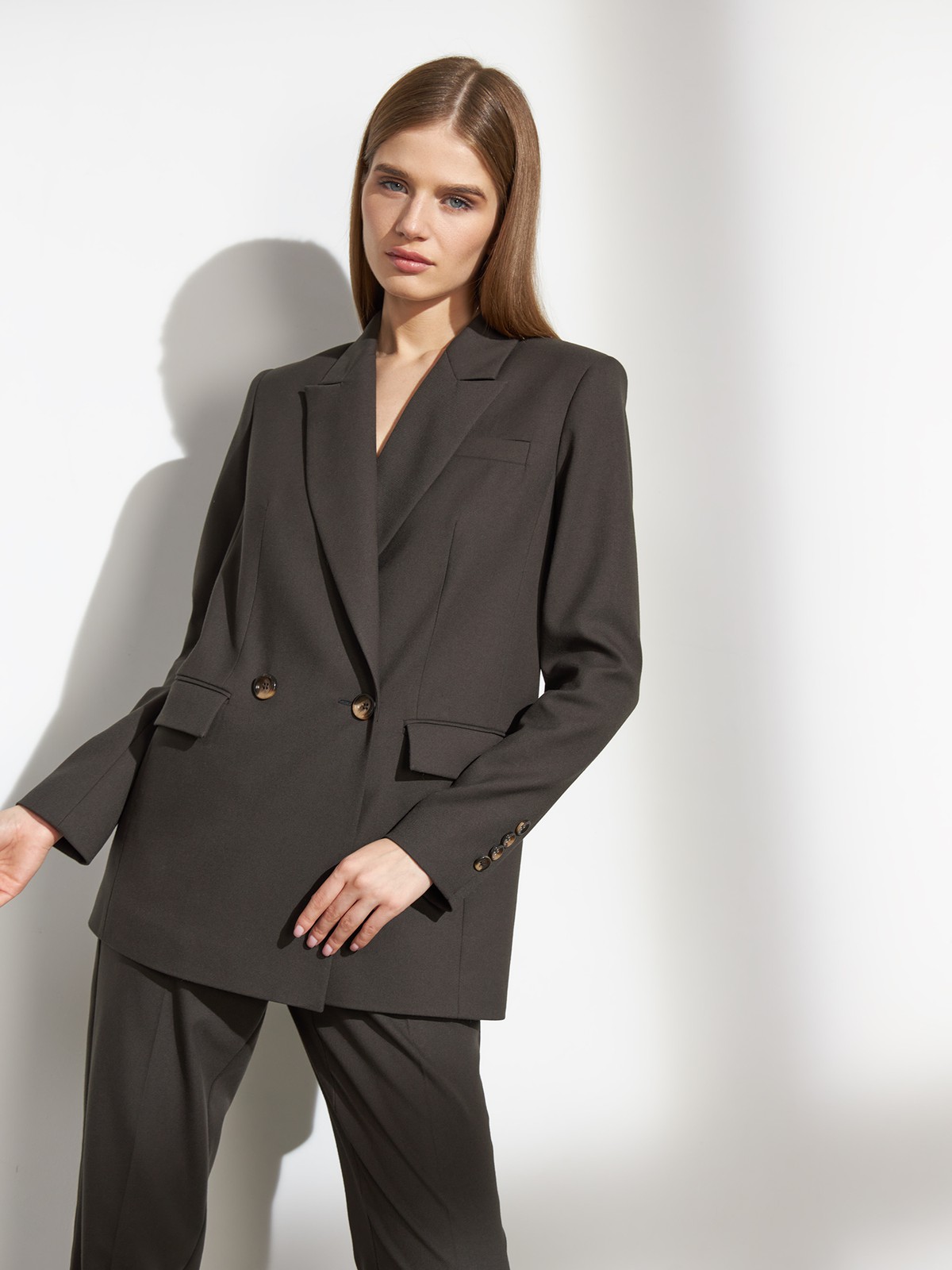 Двубортный жакет, цвет: темный хаки Allweneed
Костюмный жакет прямого кроя - классика с заостренными лацканами и карманами на клапанах. Модель выполнена из костюмной ткани, ткань подкладки изготовлена на основе вискозы. Пиджак дополнит образы в casual-стиле с юбками миди, платьями или брюками. Для более расслабленных образов можно подобрать джинсы и платья-комбинации.
На модели размер XS