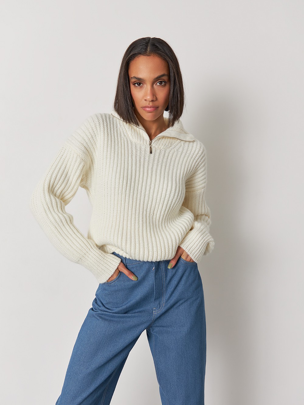 


Объемный вязаный джемпер из мягкой шерсти с горловиной-стойкой на молнии. Уютная ребристая текстура и 100% комфорт.

На модели размер ONE SIZE