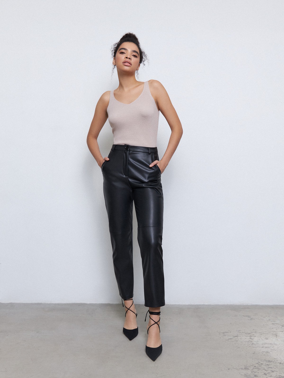 Брюки из экокожи, цвет: Черный Allweneed
Брюки выполнены из мягкой и эластичной экокожи, которая имеет ровный матовый финиш. Экокожа экологичный и прочный материал, поэтому брюки прослужат вам несколько сезонов. Слегка зауженный крой и завышенная талия вытягивают силуэт. Они станут идеальной альтернативой классическим костюмным брюкам. Сочетайте их с белой рубашкой в офисе или с топом на бретельках, когда подруга позвала на кофе.
На модели размер XS