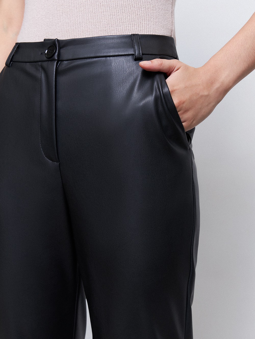 Брюки из экокожи, цвет: Черный Allweneed
Брюки выполнены из мягкой и эластичной экокожи, которая имеет ровный матовый финиш. Экокожа экологичный и прочный материал, поэтому брюки прослужат вам несколько сезонов. Слегка зауженный крой и завышенная талия вытягивают силуэт. Они станут идеальной альтернативой классическим костюмным брюкам. Сочетайте их с белой рубашкой в офисе или с топом на бретельках, когда подруга позвала на кофе.
На модели размер XS