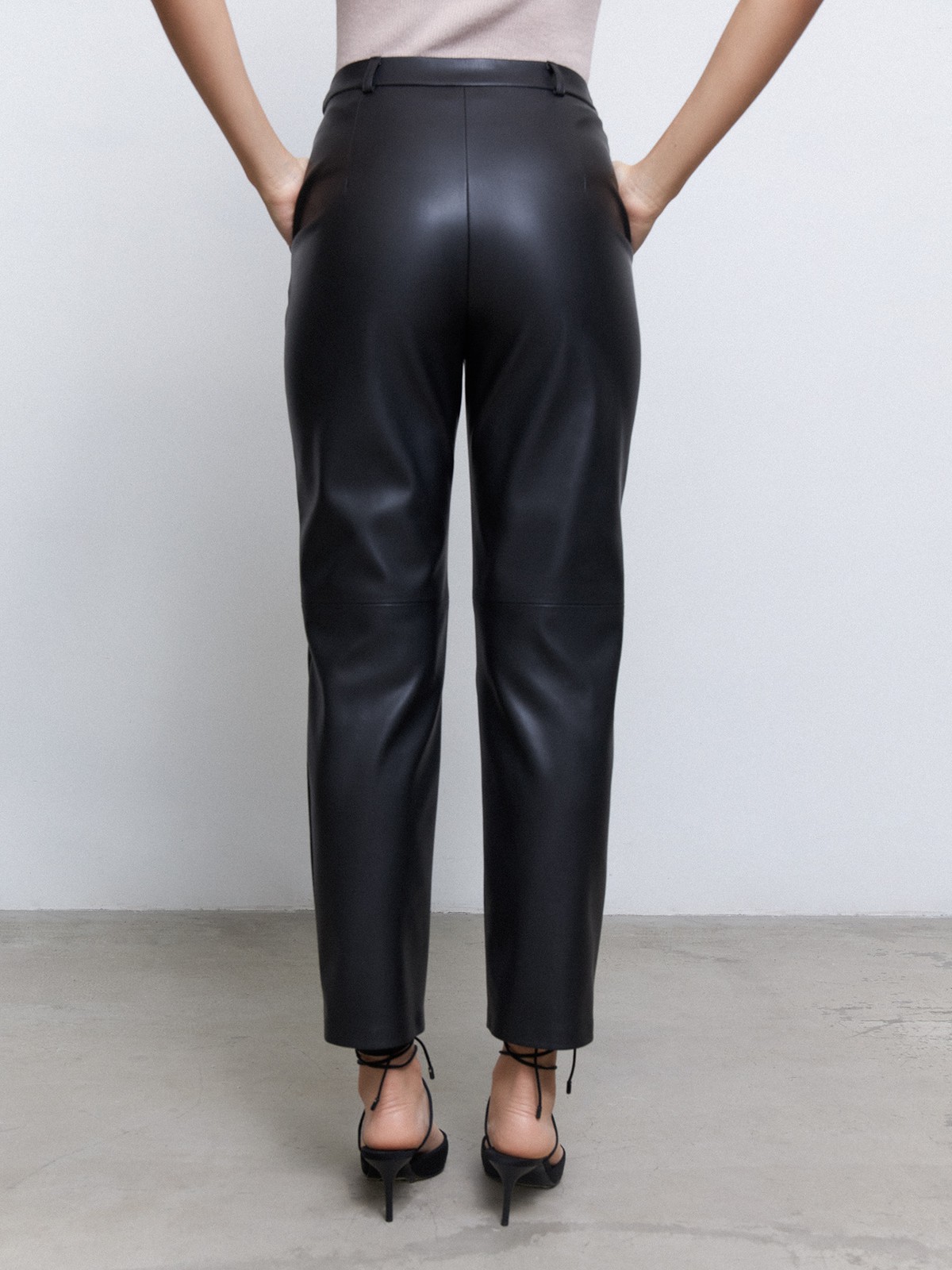 Брюки из экокожи, цвет: Черный Allweneed
Брюки выполнены из мягкой и эластичной экокожи, которая имеет ровный матовый финиш. Экокожа экологичный и прочный материал, поэтому брюки прослужат вам несколько сезонов. Слегка зауженный крой и завышенная талия вытягивают силуэт. Они станут идеальной альтернативой классическим костюмным брюкам. Сочетайте их с белой рубашкой в офисе или с топом на бретельках, когда подруга позвала на кофе.
На модели размер XS