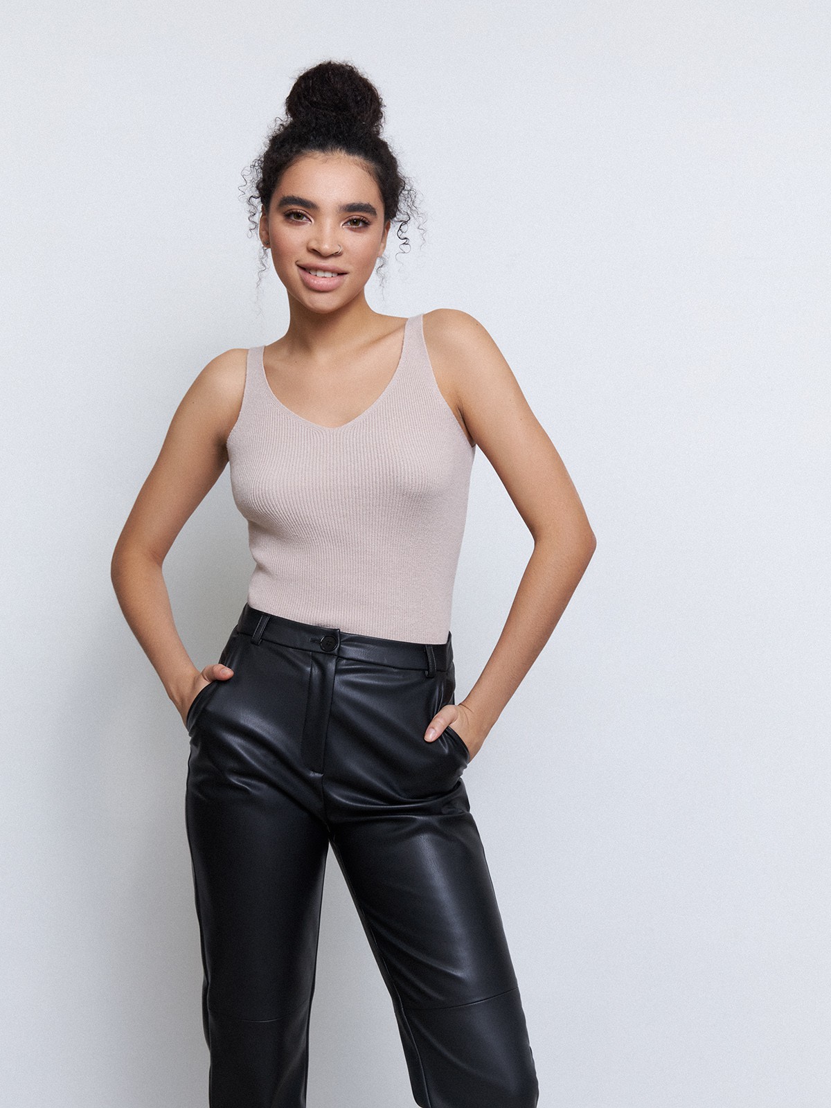 Топ сV-образнымвырезом, и бретелями из вязаного ребристого трикотажа. Облегающий крой подчеркивает фигуру.

На модели размер XS