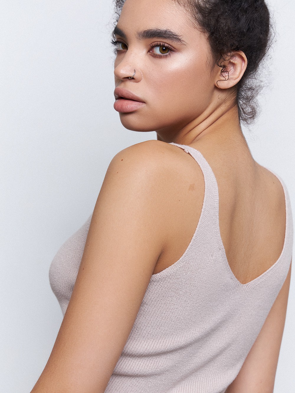 Топ сV-образнымвырезом, и бретелями из вязаного ребристого трикотажа. Облегающий крой подчеркивает фигуру.

На модели размер XS