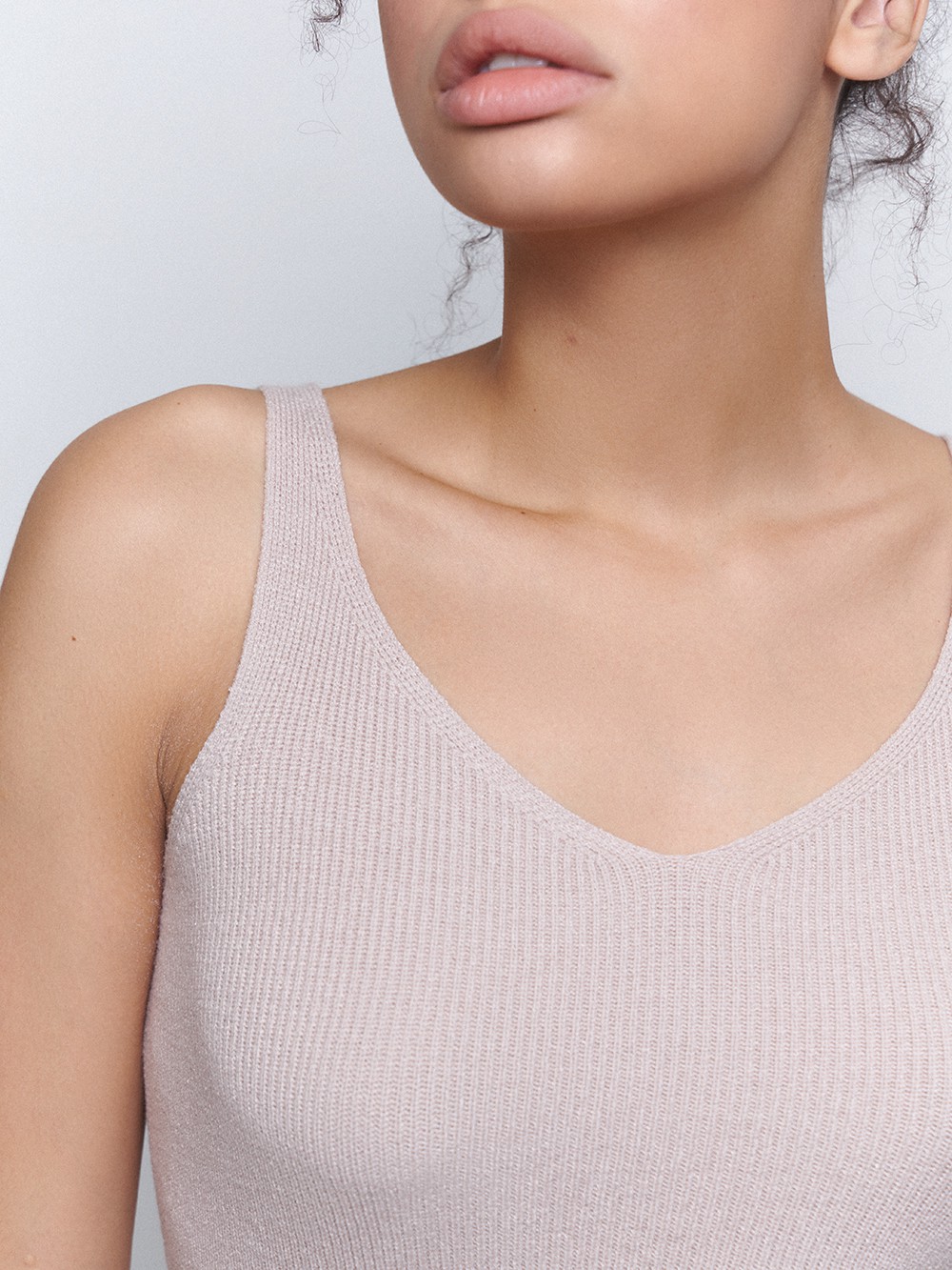 Топ сV-образнымвырезом, и бретелями из вязаного ребристого трикотажа. Облегающий крой подчеркивает фигуру.

На модели размер XS
