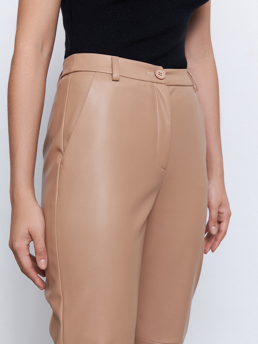 Брюки из экокожи, цвет: кэмел Allweneed
Брюки выполнены из мягкой и эластичной экокожи, которая имеет ровный матовый финиш. Экокожа экологичный и прочный материал, поэтому брюки прослужат вам несколько сезонов. Слегка зауженный крой и завышенная талия вытягивают силуэт. Они станут идеальной альтернативой классическим костюмным брюкам. Сочетайте их с белой рубашкой в офисе или с топом на бретельках, когда подруга позвала на кофе.
На модели размер XS