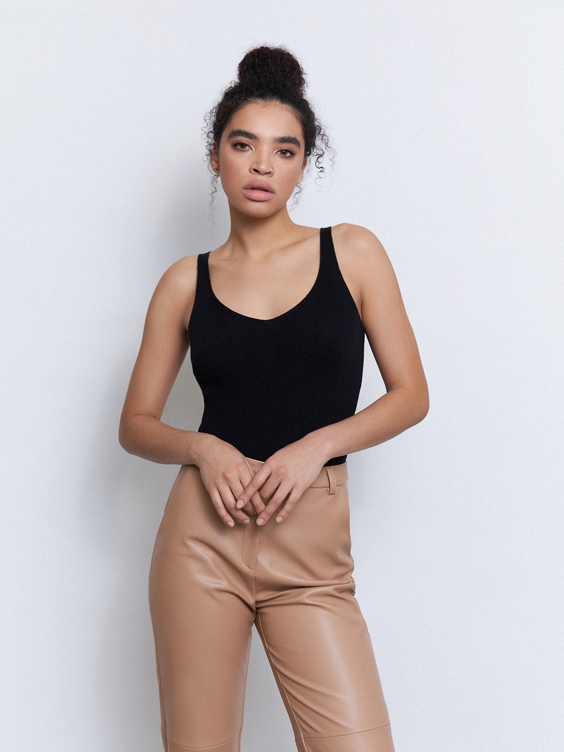 Топ из вязаного трикотажа, цвет: Черный Allweneed Топ сV-образнымвырезом, и бретелями из вязаного ребристого трикотажа. Облегающий крой подчеркивает фигуру.
На модели размер XS