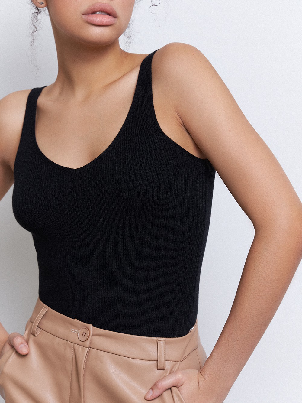 Топ из вязаного трикотажа, цвет: Черный Allweneed Топ сV-образнымвырезом, и бретелями из вязаного ребристого трикотажа. Облегающий крой подчеркивает фигуру.
На модели размер XS
