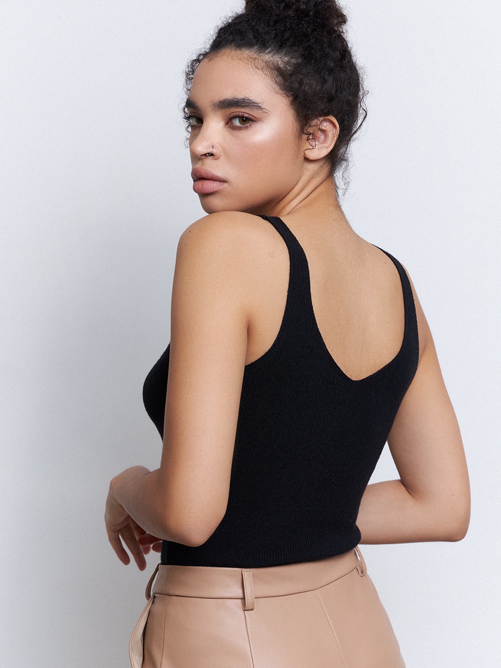 Топ из вязаного трикотажа, цвет: Черный Allweneed Топ сV-образнымвырезом, и бретелями из вязаного ребристого трикотажа. Облегающий крой подчеркивает фигуру.
На модели размер XS