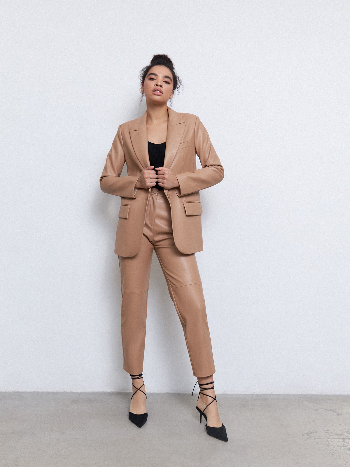 Брюки из экокожи, цвет: кэмел Allweneed
Брюки выполнены из мягкой и эластичной экокожи, которая имеет ровный матовый финиш. Экокожа экологичный и прочный материал, поэтому брюки прослужат вам несколько сезонов. Слегка зауженный крой и завышенная талия вытягивают силуэт. Они станут идеальной альтернативой классическим костюмным брюкам. Сочетайте их с белой рубашкой в офисе или с топом на бретельках, когда подруга позвала на кофе.
На модели размер XS