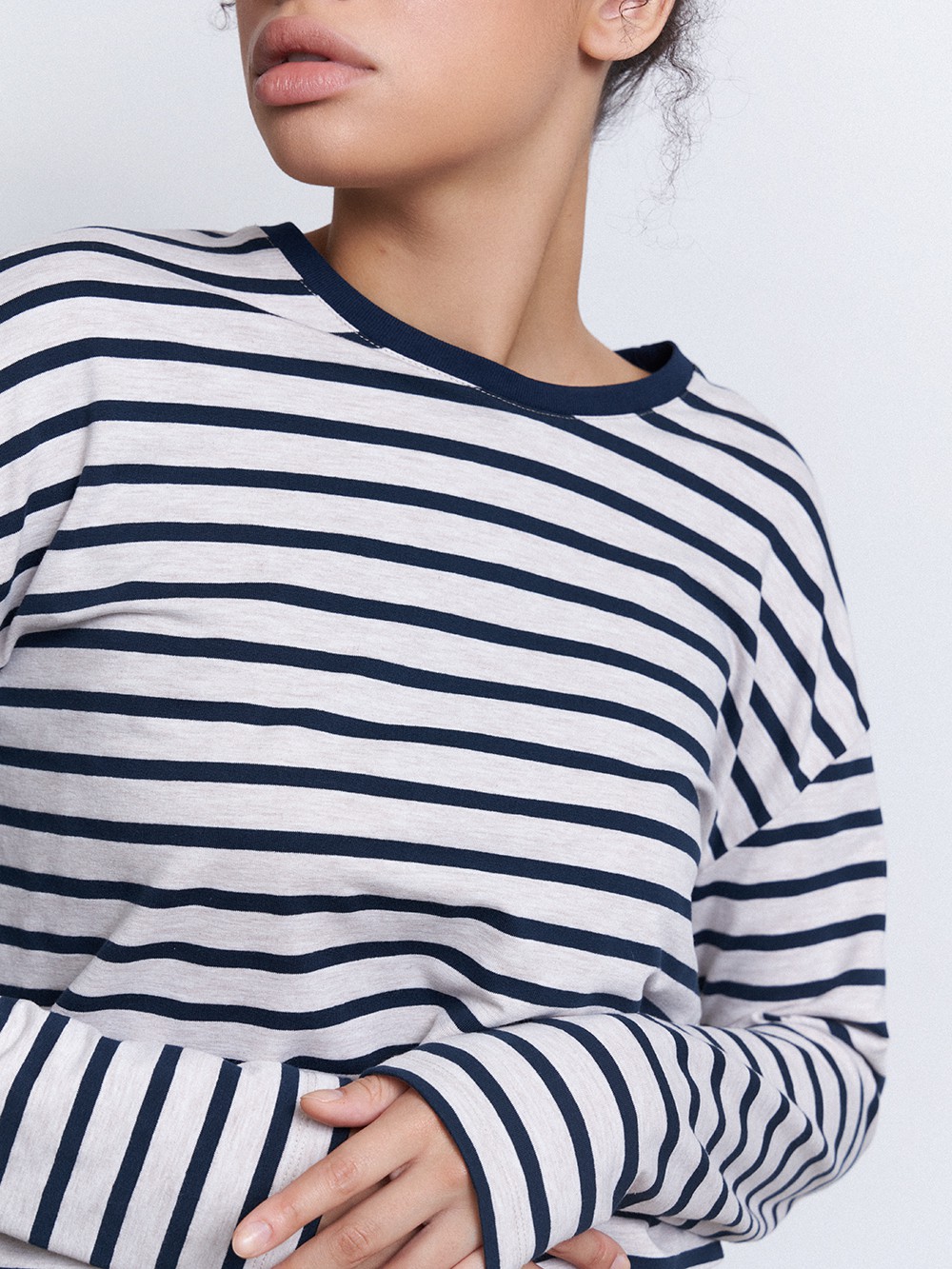 Лонгслив в полоску, цвет: бежево-синий Allweneed
Хлопковый лонгслив в бретонскую полоску классика гардероба. Свободный крой добавит образу расслабленности. Тельняшка сохраняет форму и цвет в течение долговременной носки. Составляйте образ для прогулки с джинсами или носите в дуэте с костюмными брюками и жакетом.
На модели размер XS/S