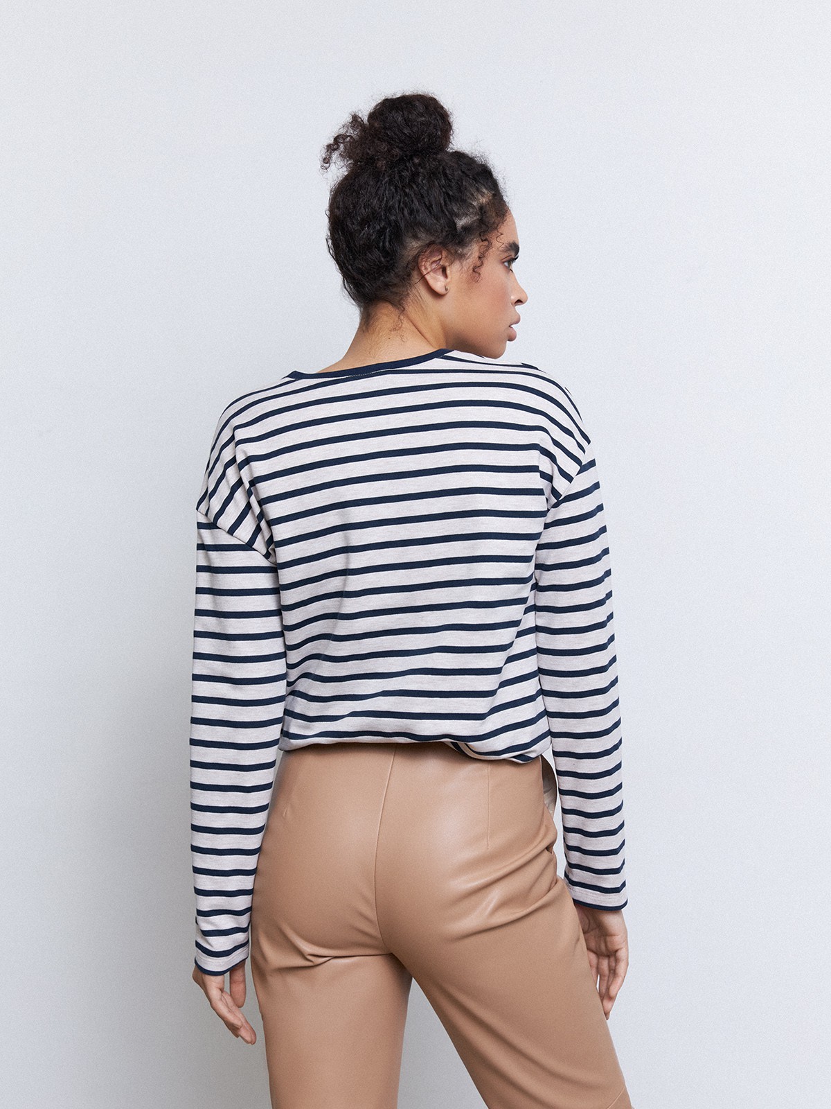 Лонгслив в полоску, цвет: бежево-синий Allweneed
Хлопковый лонгслив в бретонскую полоску классика гардероба. Свободный крой добавит образу расслабленности. Тельняшка сохраняет форму и цвет в течение долговременной носки. Составляйте образ для прогулки с джинсами или носите в дуэте с костюмными брюками и жакетом.
На модели размер XS/S