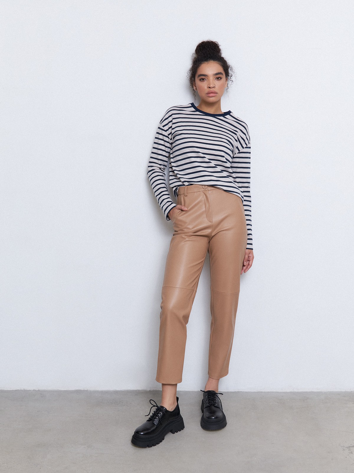 Лонгслив в полоску, цвет: бежево-синий Allweneed
Хлопковый лонгслив в бретонскую полоску классика гардероба. Свободный крой добавит образу расслабленности. Тельняшка сохраняет форму и цвет в течение долговременной носки. Составляйте образ для прогулки с джинсами или носите в дуэте с костюмными брюками и жакетом.
На модели размер XS/S