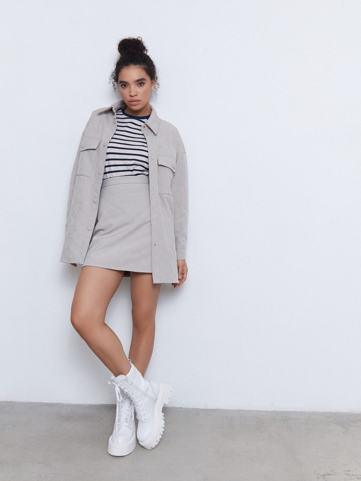 Стеганый жакет, цвет: серо-бежевый Allweneed
Жакет с тонким утеплителем. Легкий жакет для коллекции aw 2021 хорошо держит форму благодаря стежке. Стильный и практичный выбор на каждый день. Каландрированный синтепон равномерно распределяется и не выбивается в швах. Стежка добавляет ноту тепла и уюта всему образу. Носите с рубашкой и юбкой в тон.
На модели размер XS/S