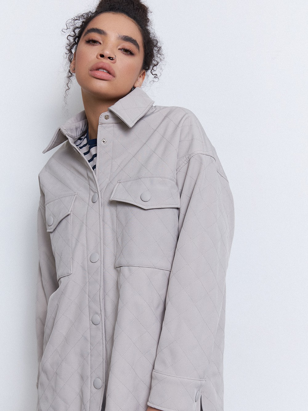 Стеганый жакет, цвет: серо-бежевый Allweneed
Жакет с тонким утеплителем. Легкий жакет для коллекции aw 2021 хорошо держит форму благодаря стежке. Стильный и практичный выбор на каждый день. Каландрированный синтепон равномерно распределяется и не выбивается в швах. Стежка добавляет ноту тепла и уюта всему образу. Носите с рубашкой и юбкой в тон.
На модели размер XS/S