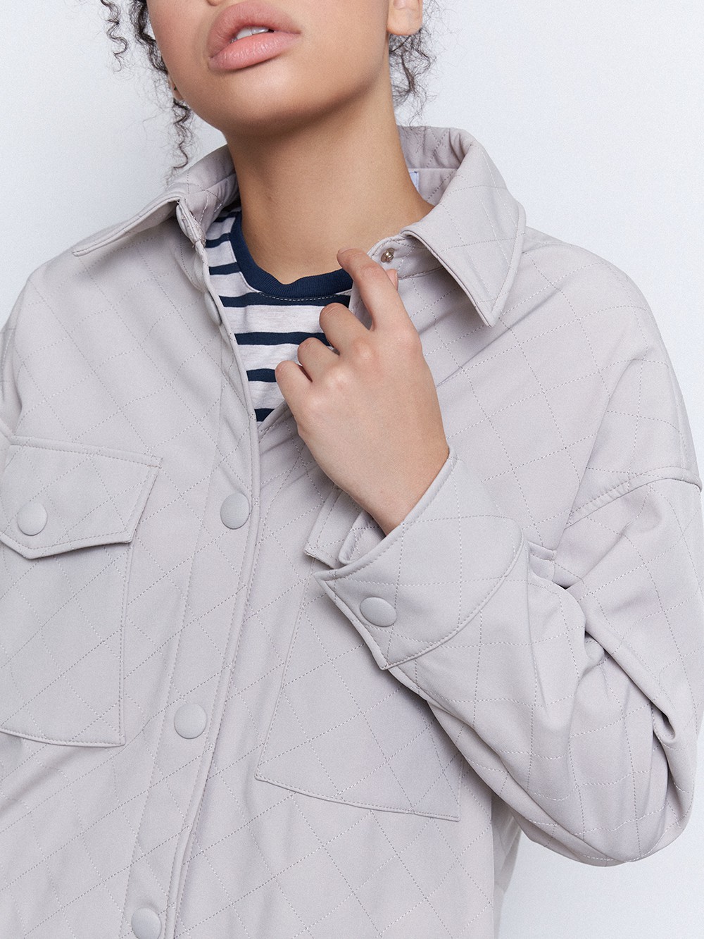 Стеганый жакет, цвет: серо-бежевый Allweneed
Жакет с тонким утеплителем. Легкий жакет для коллекции aw 2021 хорошо держит форму благодаря стежке. Стильный и практичный выбор на каждый день. Каландрированный синтепон равномерно распределяется и не выбивается в швах. Стежка добавляет ноту тепла и уюта всему образу. Носите с рубашкой и юбкой в тон.
На модели размер XS/S
