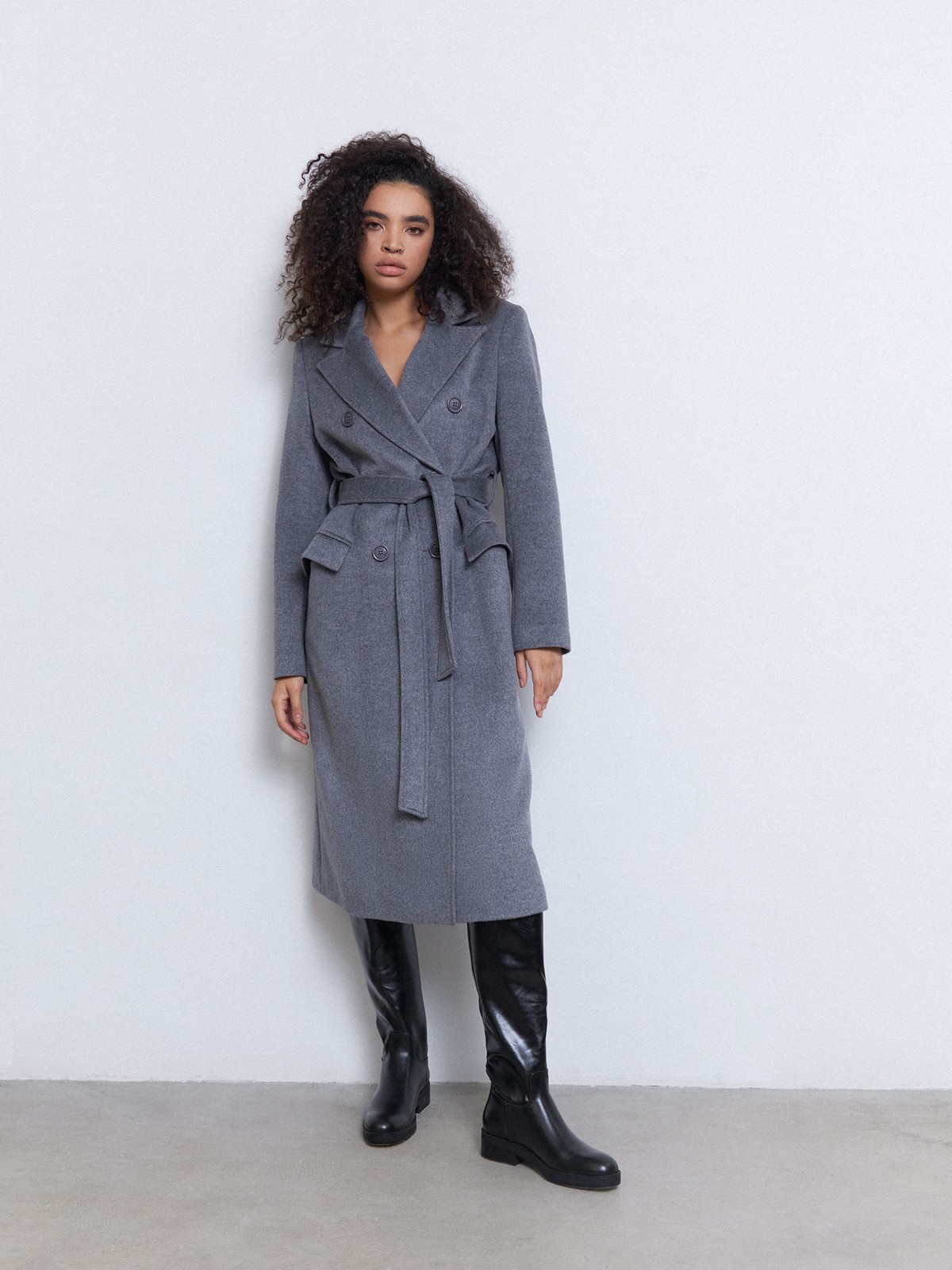 Двубортное пальто с ремнем, цвет: серый меланж Allweneed
Двубортное пальто в стиле мужского пиджака с глянцевым отливом премиальной шерсти влюбляет в себя с первого взгляда! Лаконичное, но эффектное, оно добавит лоск любому образу. Акцентные плечи и лацканы создадут уверенный силуэт, а пояс вокруг талии подчеркнет женственность. Несмотря на большое количество строгих элементов и классический покрой, пальто будет особенно интересно смотреться в образах с платьями, широкими брюками.
Температурный режим до +5 C.
На модели размер XS