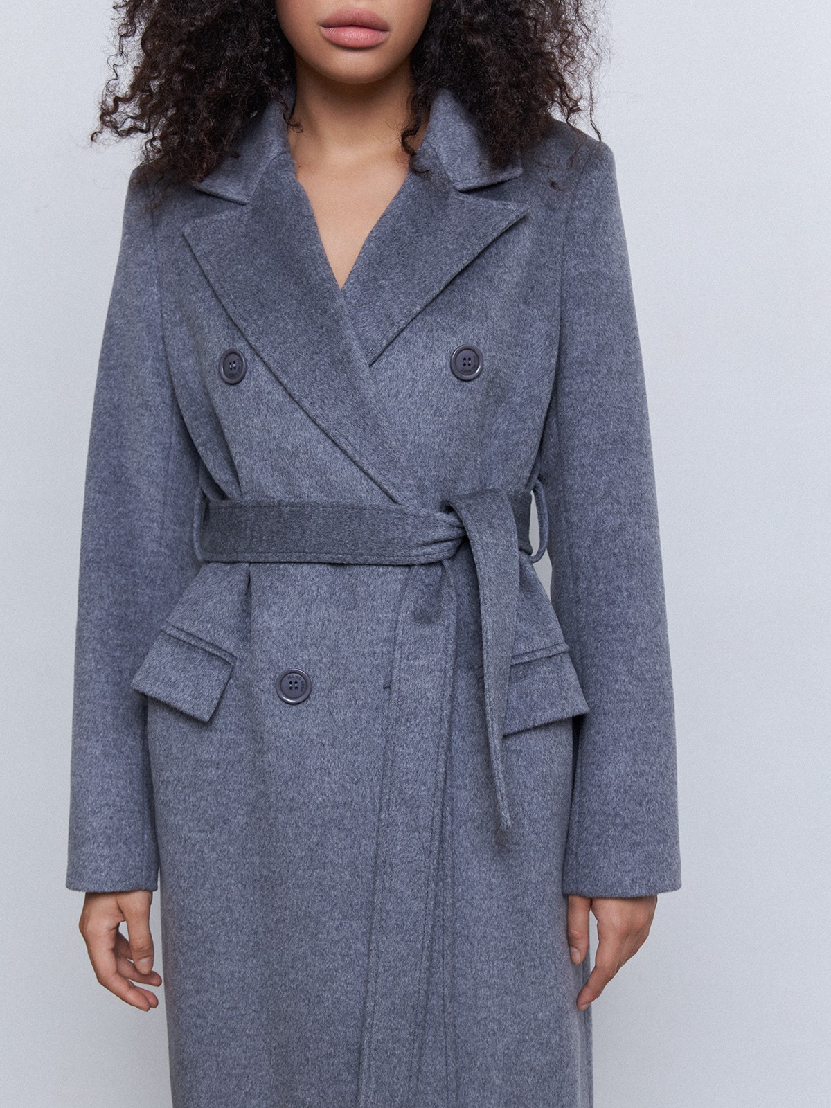 Двубортное пальто с ремнем, цвет: серый меланж Allweneed
Двубортное пальто в стиле мужского пиджака с глянцевым отливом премиальной шерсти влюбляет в себя с первого взгляда! Лаконичное, но эффектное, оно добавит лоск любому образу. Акцентные плечи и лацканы создадут уверенный силуэт, а пояс вокруг талии подчеркнет женственность. Несмотря на большое количество строгих элементов и классический покрой, пальто будет особенно интересно смотреться в образах с платьями, широкими брюками.
Температурный режим до +5 C.
На модели размер XS