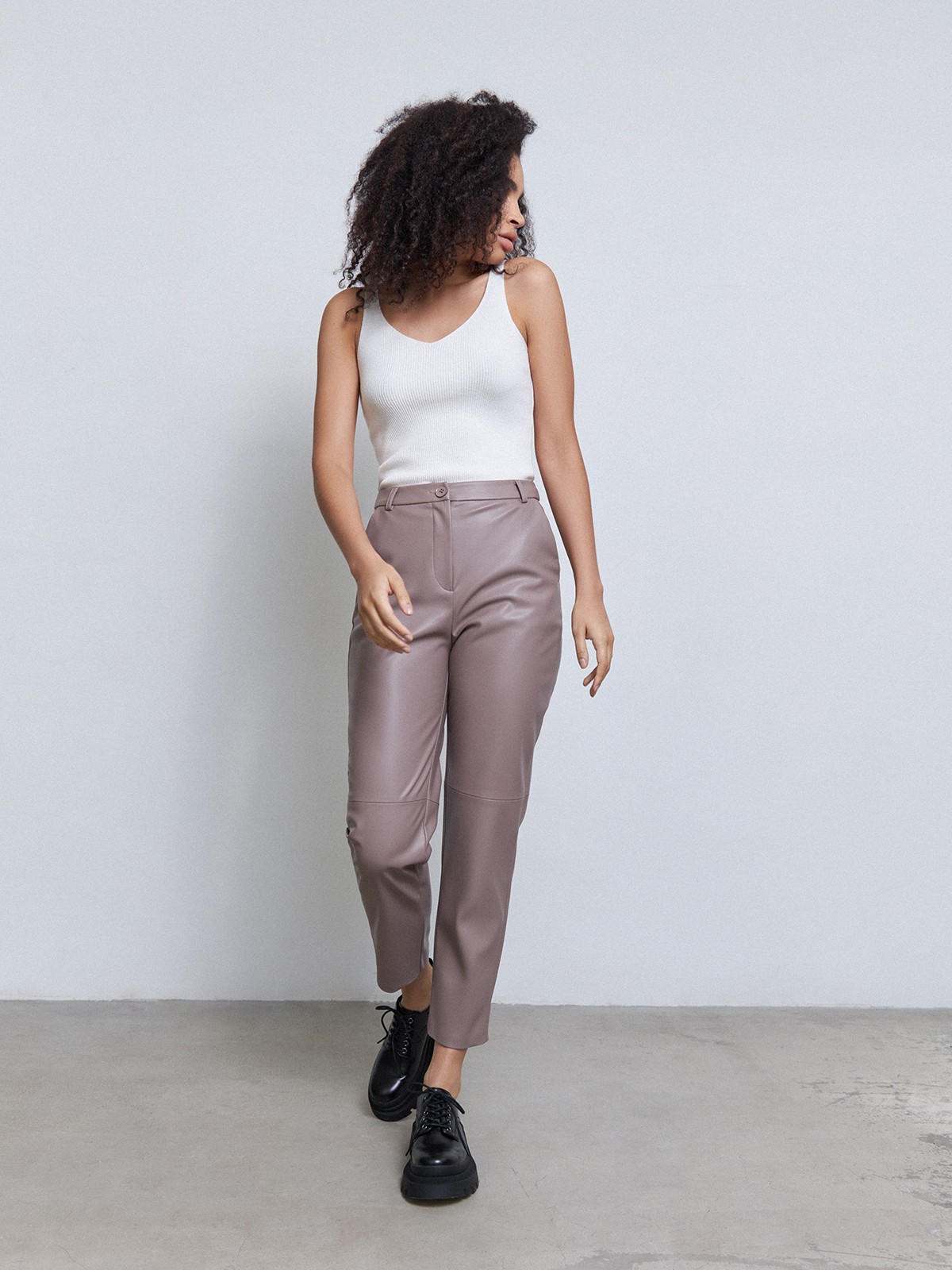 Топ из вязаного трикотажа, цвет: молочный Allweneed Топ сV-образнымвырезом, и бретелями из вязаного ребристого трикотажа. Облегающий крой подчеркивает фигуру.
На модели размер XS