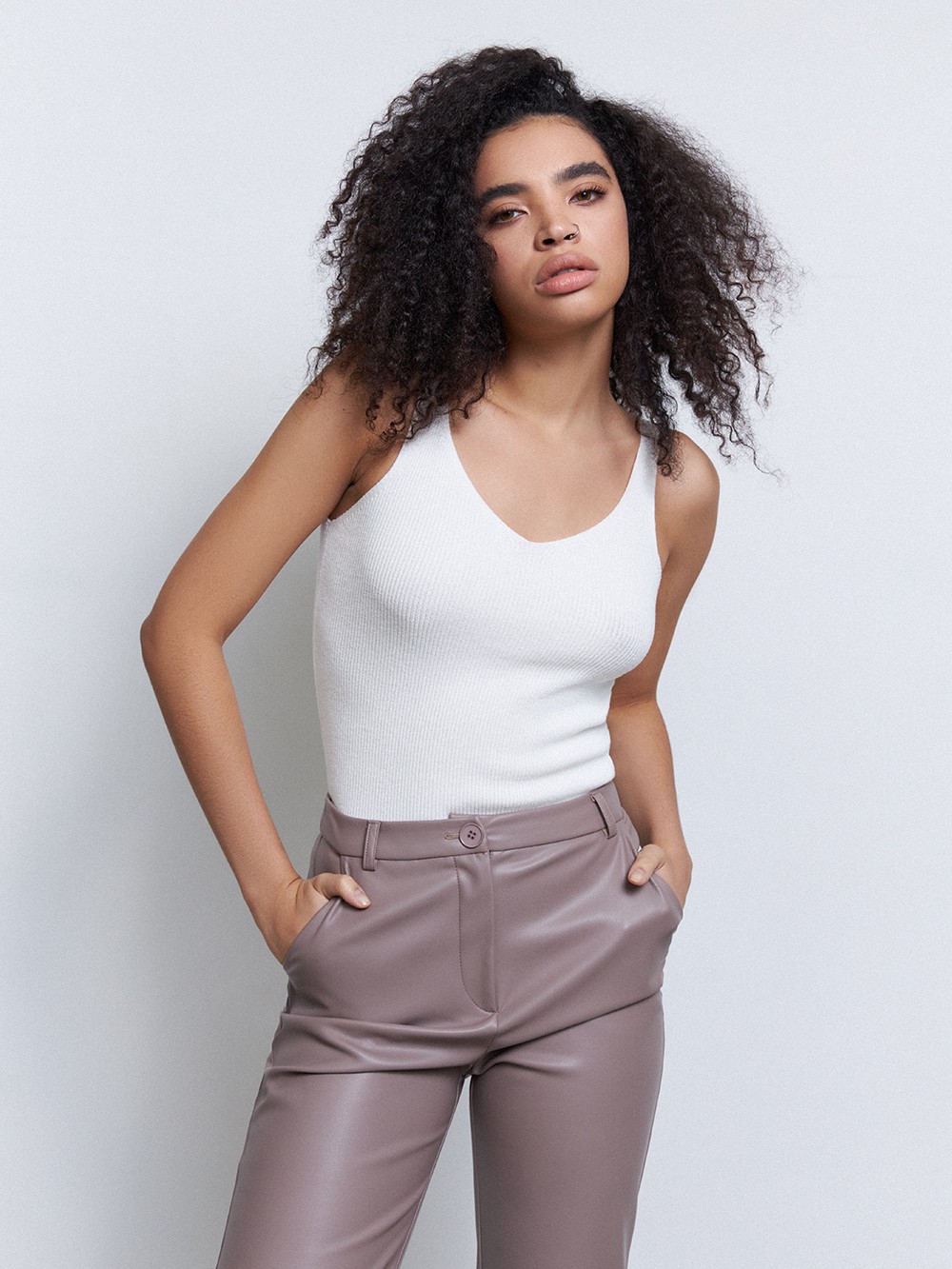 Топ из вязаного трикотажа, цвет: молочный Allweneed Топ сV-образнымвырезом, и бретелями из вязаного ребристого трикотажа. Облегающий крой подчеркивает фигуру.
На модели размер XS