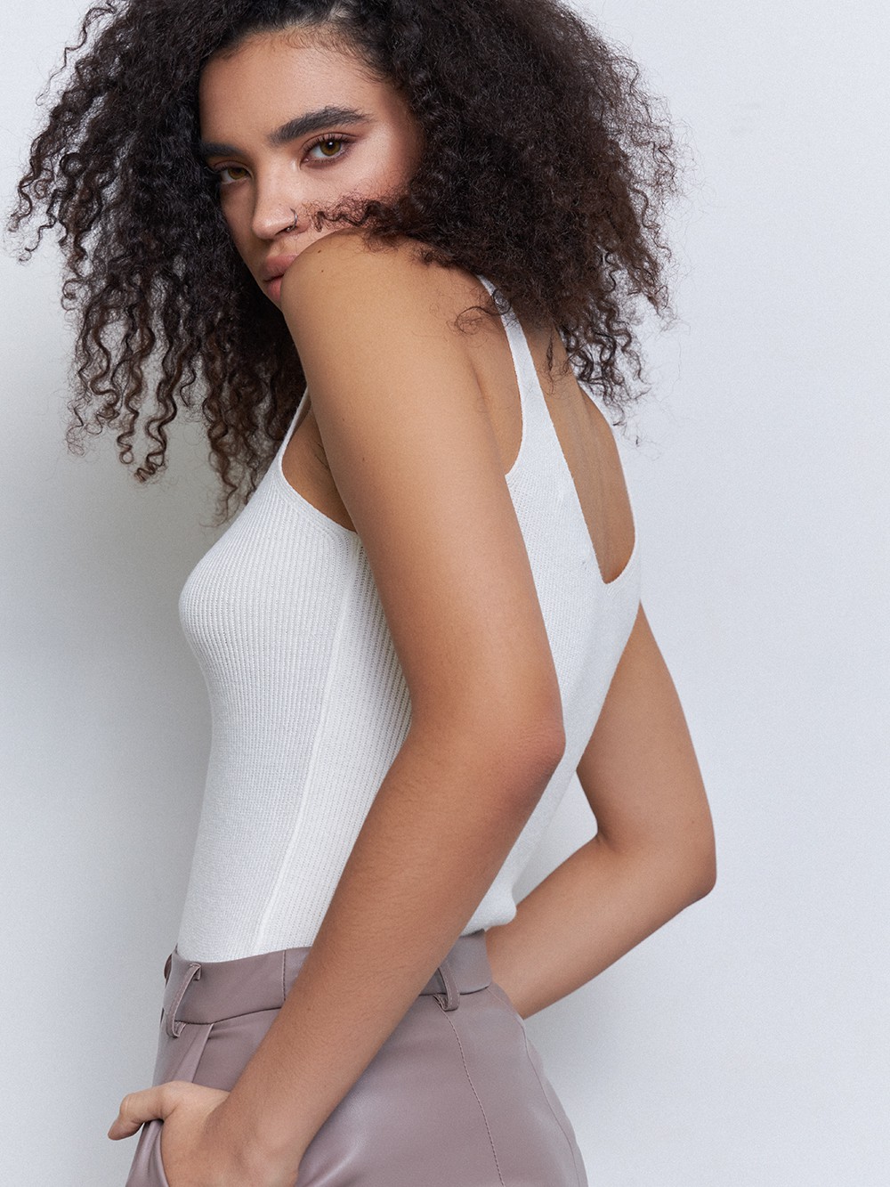 Топ из вязаного трикотажа, цвет: молочный Allweneed Топ сV-образнымвырезом, и бретелями из вязаного ребристого трикотажа. Облегающий крой подчеркивает фигуру.
На модели размер XS