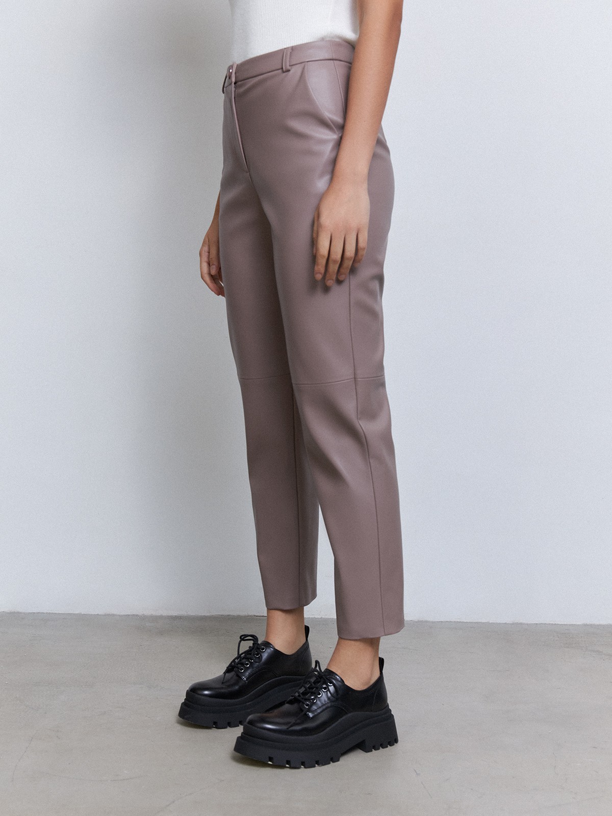 Брюки из экокожи, цвет: серый Allweneed
Брюки выполнены из мягкой и эластичной экокожи, которая имеет ровный матовый финиш. Экокожа экологичный и прочный материал, поэтому брюки прослужат вам несколько сезонов. Слегка зауженный крой и завышенная талия вытягивают силуэт. Они станут идеальной альтернативой классическим костюмным брюкам. Сочетайте их с белой рубашкой в офисе или с топом на бретельках, когда подруга позвала на кофе.
На модели размер XS