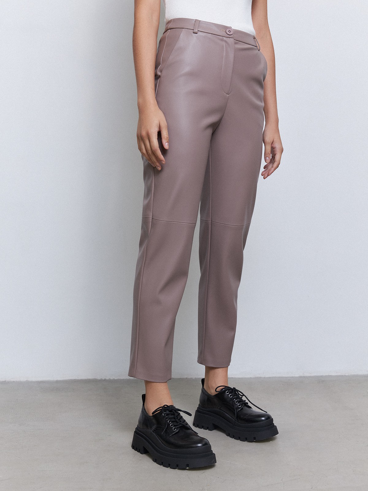 Брюки из экокожи, цвет: серый Allweneed
Брюки выполнены из мягкой и эластичной экокожи, которая имеет ровный матовый финиш. Экокожа экологичный и прочный материал, поэтому брюки прослужат вам несколько сезонов. Слегка зауженный крой и завышенная талия вытягивают силуэт. Они станут идеальной альтернативой классическим костюмным брюкам. Сочетайте их с белой рубашкой в офисе или с топом на бретельках, когда подруга позвала на кофе.
На модели размер XS