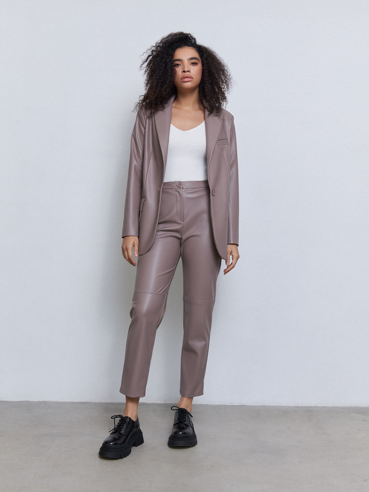 Брюки из экокожи, цвет: серый Allweneed
Брюки выполнены из мягкой и эластичной экокожи, которая имеет ровный матовый финиш. Экокожа экологичный и прочный материал, поэтому брюки прослужат вам несколько сезонов. Слегка зауженный крой и завышенная талия вытягивают силуэт. Они станут идеальной альтернативой классическим костюмным брюкам. Сочетайте их с белой рубашкой в офисе или с топом на бретельках, когда подруга позвала на кофе.
На модели размер XS