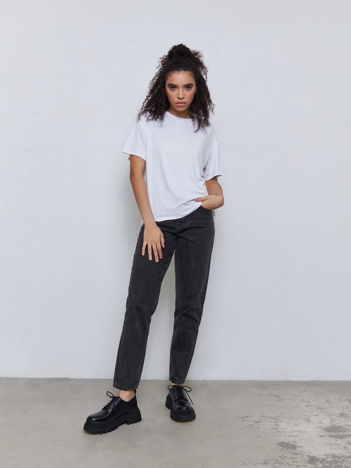 Футболка из вискозы, цвет: белый Allweneed
Футболка из вискозы - отличная альтернатива базовым хлопковым вариантам. Нежная к прикосновению, она не ощущается на коже и придает образу лоска. Носите в сочетании с контрастными брюками, шортами бермудами или юбкой.
На модели размер XS