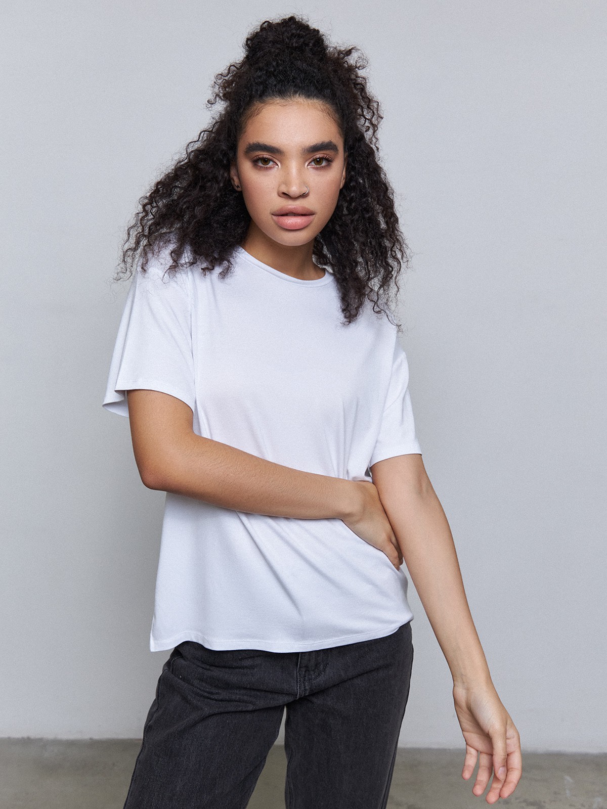 Футболка из вискозы, цвет: белый Allweneed
Футболка из вискозы - отличная альтернатива базовым хлопковым вариантам. Нежная к прикосновению, она не ощущается на коже и придает образу лоска. Носите в сочетании с контрастными брюками, шортами бермудами или юбкой.
На модели размер XS