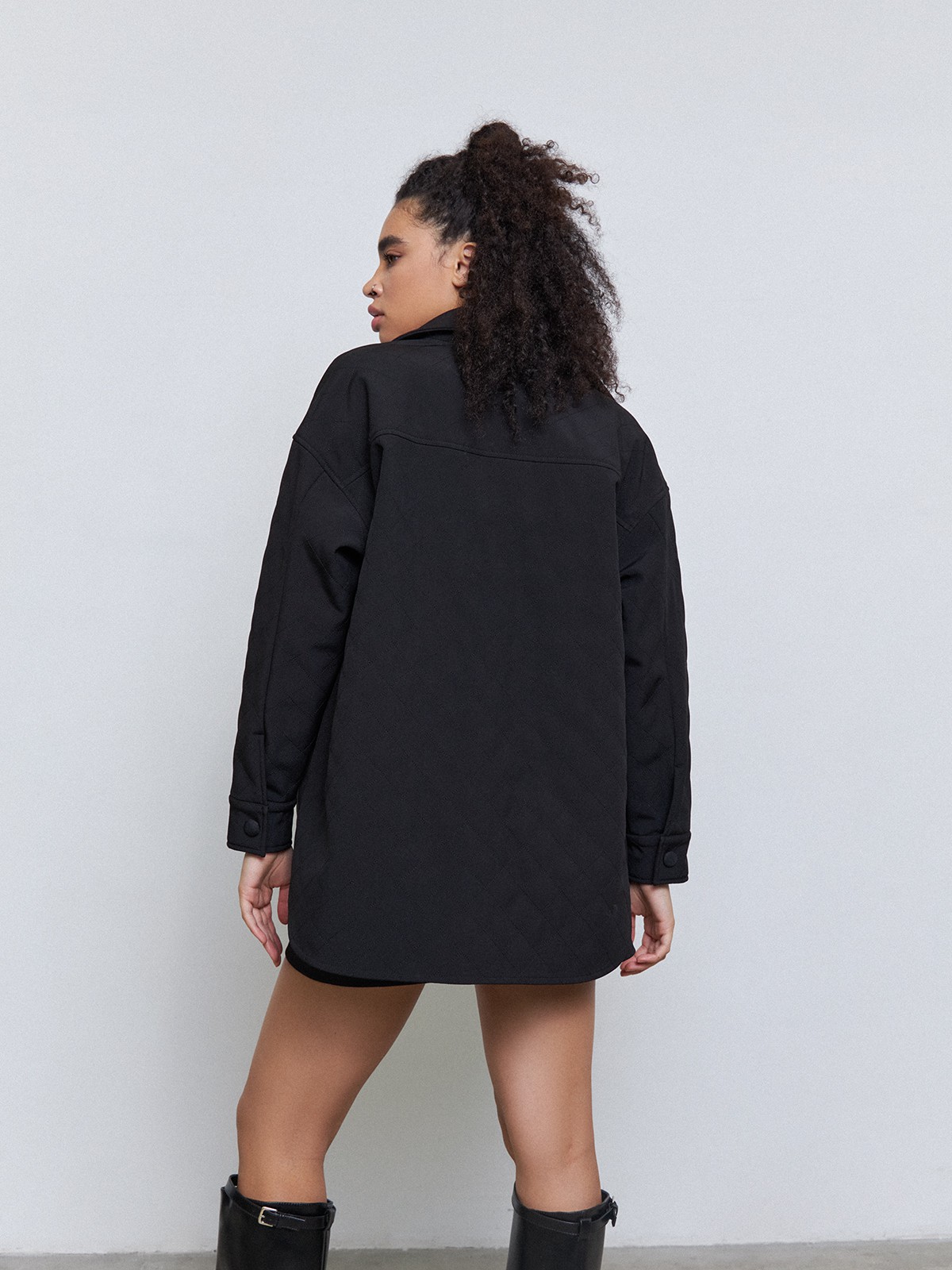 


Жакет с тонким утеплителем. Легкий жакет для коллекции aw 2021 хорошо держит форму благодаря стежке. Стильный и практичный выбор на каждый день. Каландрированный синтепон равномерно распределяется и не выбивается в швах. Стежка добавляет ноту тепла и уюта всему образу. Носите с рубашкой и юбкой в тон.

На модели размер XS/S