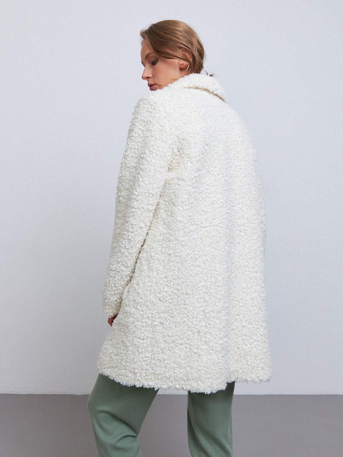 Укороченная шуба из искусственного меха, цвет: молочный Allweneed
Шуба из искусственного меха уже успела стать бестселлером! Экомех экологичная альтернатива натуральному. Сезонная новинка согреет вас в морозные дни и укроет от ветра. Прямой крой и застежка с кнопками для комфорта. Кудрявая фактура меха добавит уюта образу в любом стиле: от классического до спортивного.
На модели размер XS