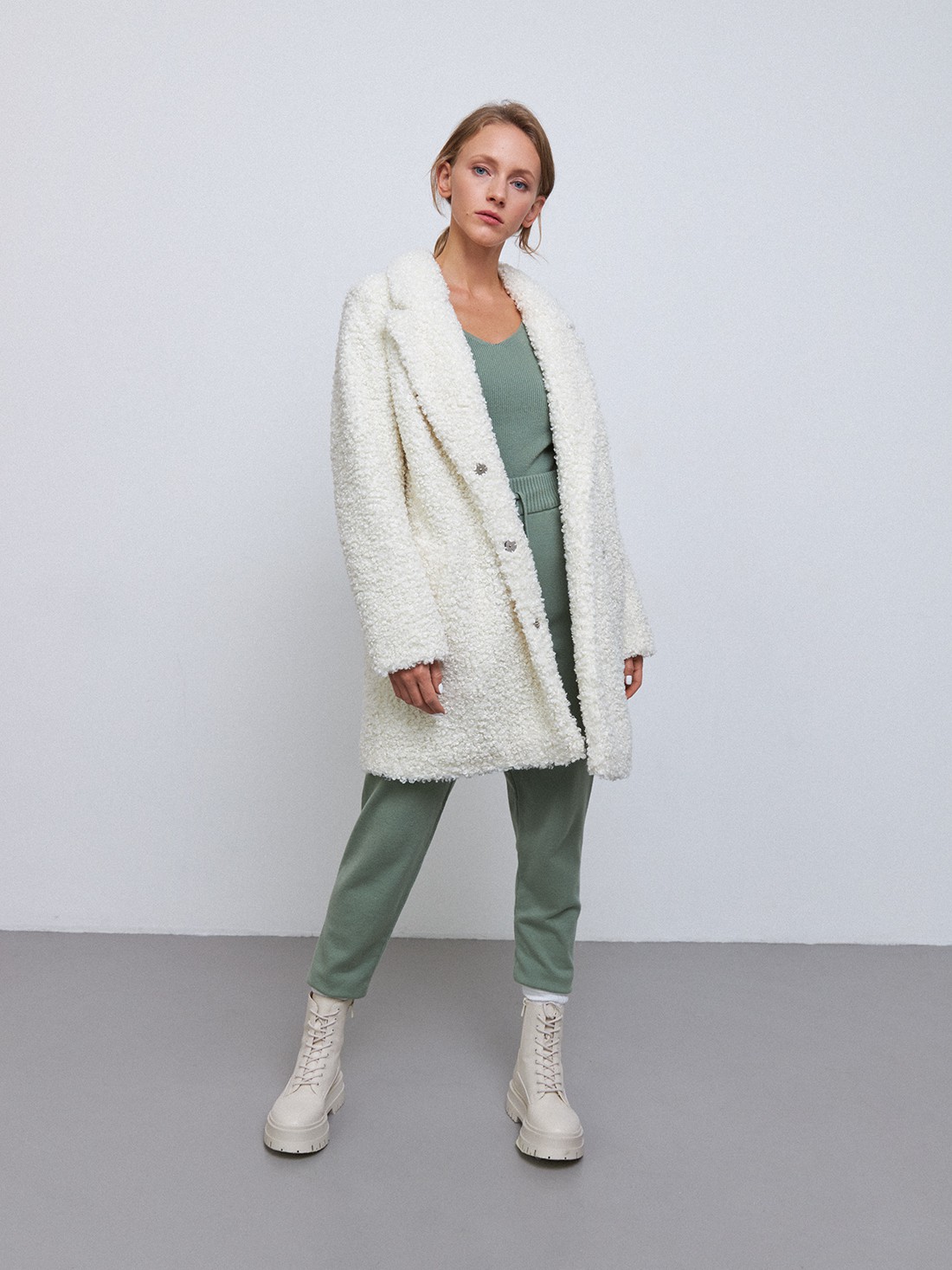 Укороченная шуба из искусственного меха, цвет: молочный Allweneed
Шуба из искусственного меха уже успела стать бестселлером! Экомех экологичная альтернатива натуральному. Сезонная новинка согреет вас в морозные дни и укроет от ветра. Прямой крой и застежка с кнопками для комфорта. Кудрявая фактура меха добавит уюта образу в любом стиле: от классического до спортивного.
На модели размер XS